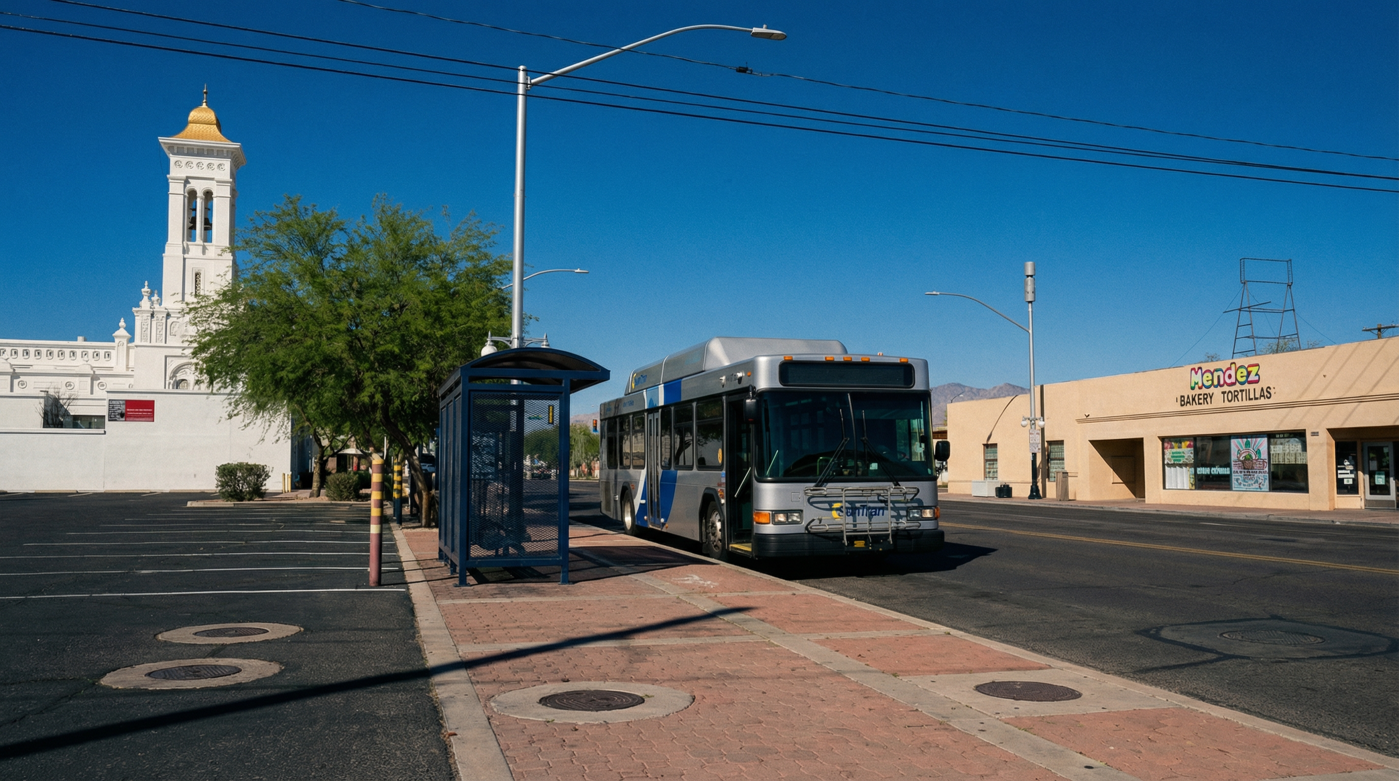 Autobús urbano frente a arquitectura histórica bajo cielo azul